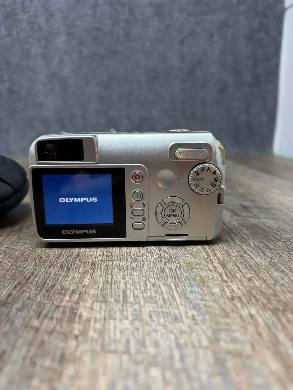 Olympus Camedia D-595 Zoom Digital Camera 5.0 MP 3X Optical Zoom - Tested